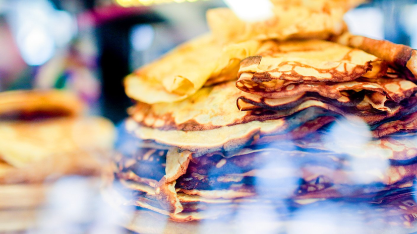 Диетолог предостерегла от переедания блинами на Масленицу