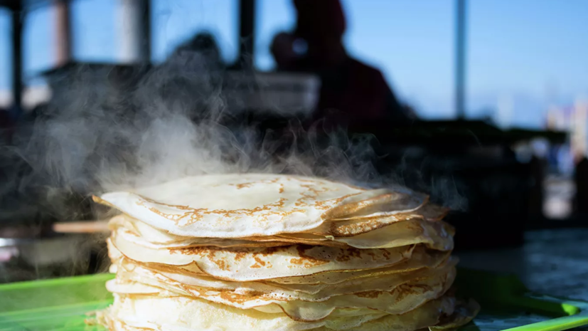 Диетолог предупредила о рисках при чрезмерном употреблении сметаны на Масленицу