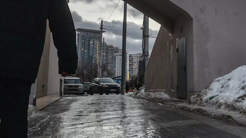 В Москве начали обработку тротуаров