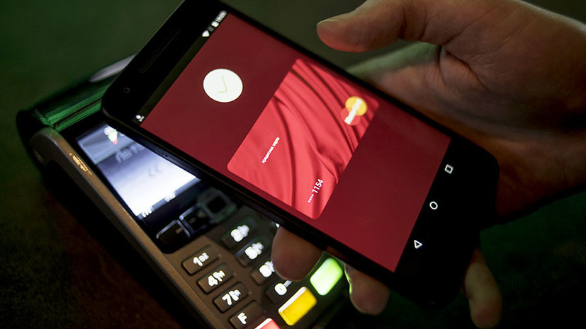 Эксперт сравнил безопасность оплаты покупок смартфоном и картой