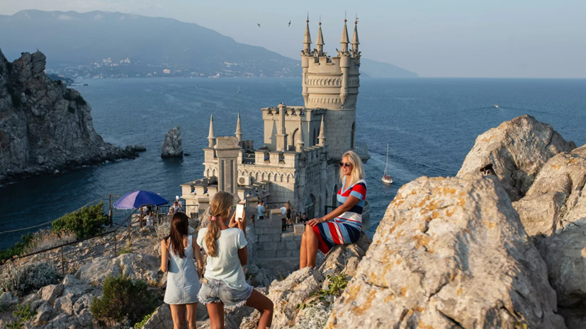 Более 10 тысяч туристов купили путёвки на отдых в Крым