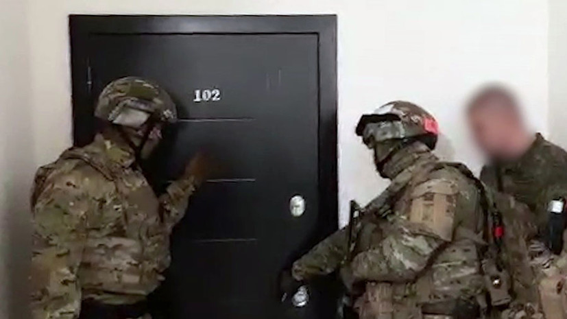 Изъяты инструкции по изготовлению СВУ и оружие: ФСБ задержала членов украинской неонацистской радикальной группы