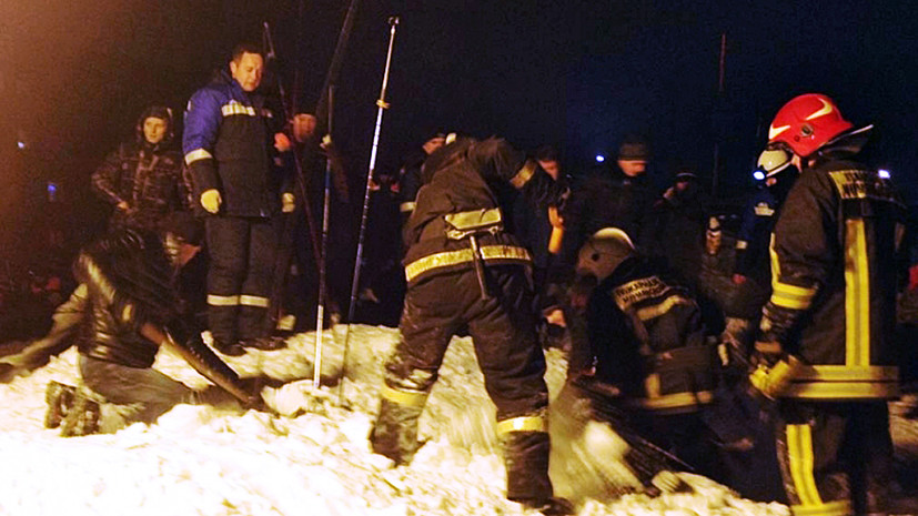 «Возбуждено уголовное дело по факту гибели ребёнка»: что известно о попадании туристов под лавину в Мурманской области