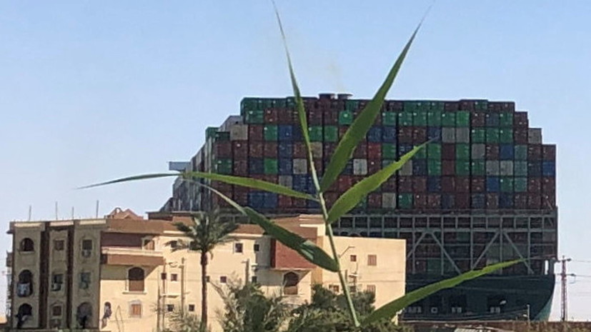 В МИД России оценили сроки разблокировки судов в Суэцком канале