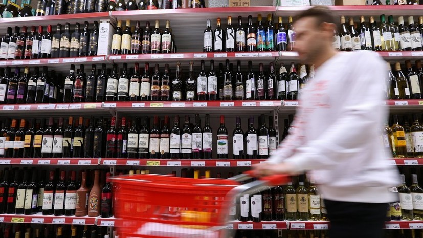 В Госдуме оценили идею запретить продавать алкоголь и сигареты покупателям с детьми