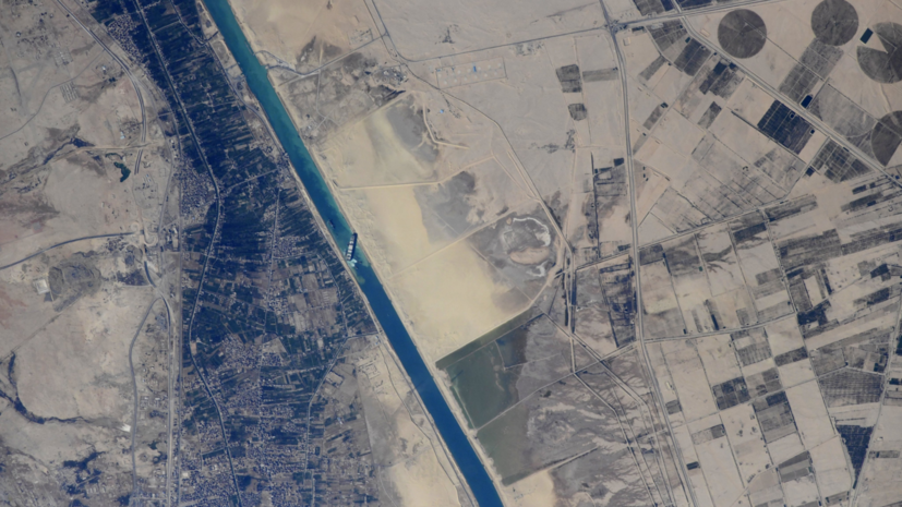 Опубликованы фотографии Суэцкого канала с МКС