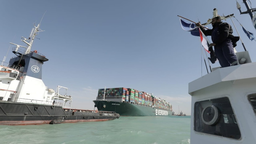 В администрации Суэцкого канала рассказали о снятии судна с мели