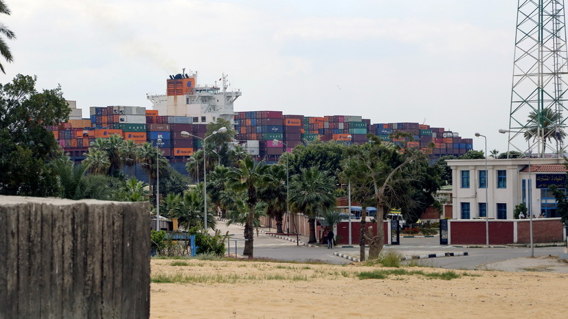 Политолог оценил ситуацию с транспортировкой по Суэцкому каналу