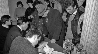 Жители литовского города Новый Вильно на избирательном участке во время Всесоюзного референдума по вопросу сохранения Союза Советских Социалистических Республик 17 марта 1991 года
