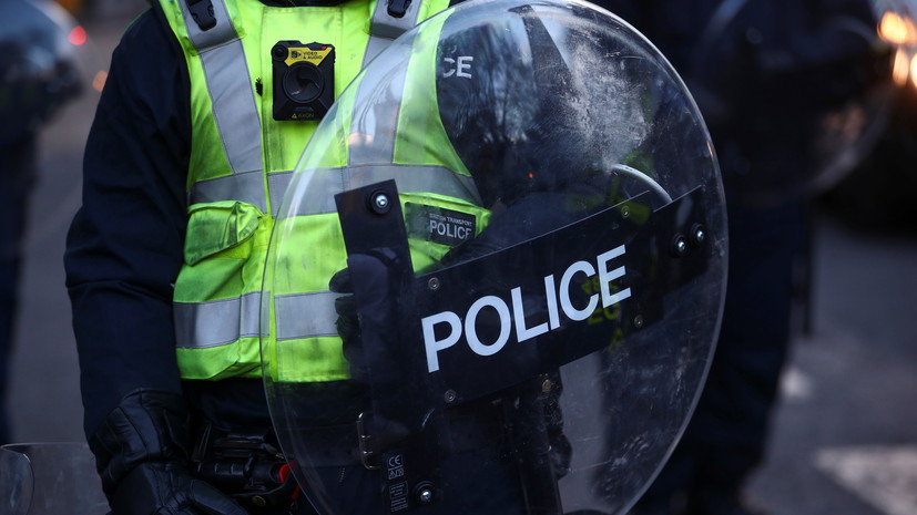 В Британии восемь полицейских пострадали в ходе беспорядков