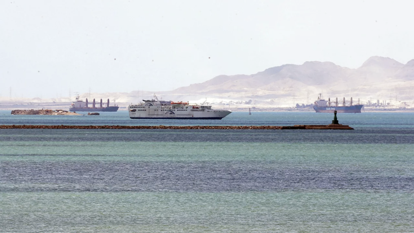 РИА Новости: танкер сел на мель на юге Суэцкого канала