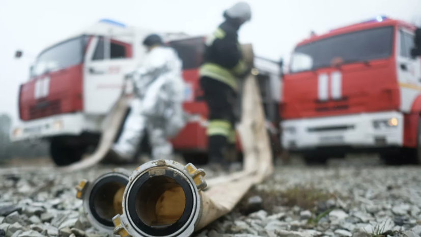 В Оренбурге тушат склад с пиломатериалами