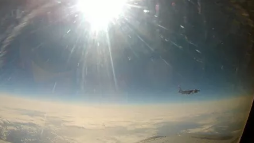 Опубликовано видео перехвата самолёта ВВС США над Тихим океаном