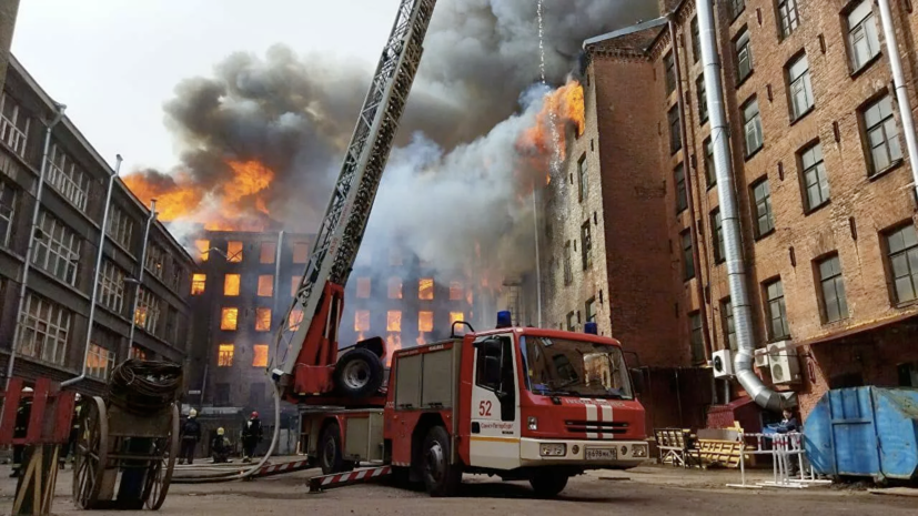 Площадь пожара на Невской мануфактуре возросла до 4 тысяч квадратных метров