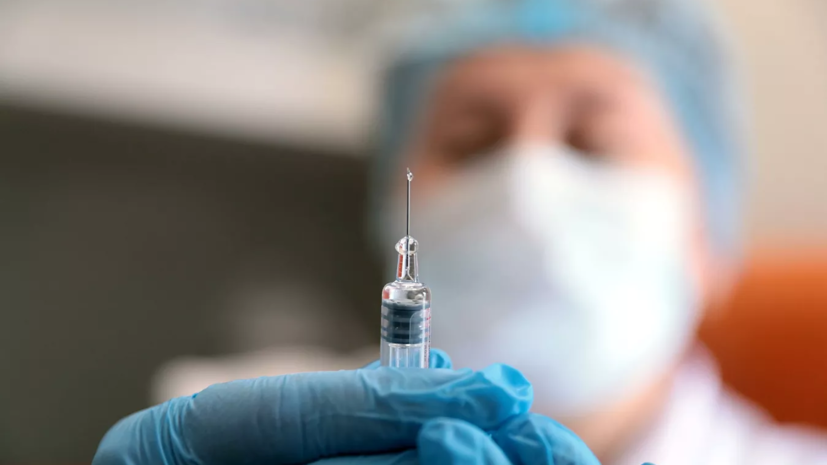 Прививку от COVID-19 могут включить в число профилактических в России