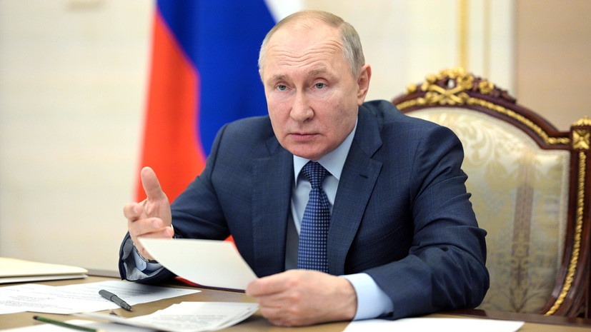 Путин призвал убрать унизительные бюрократические процедуры в соцсфере