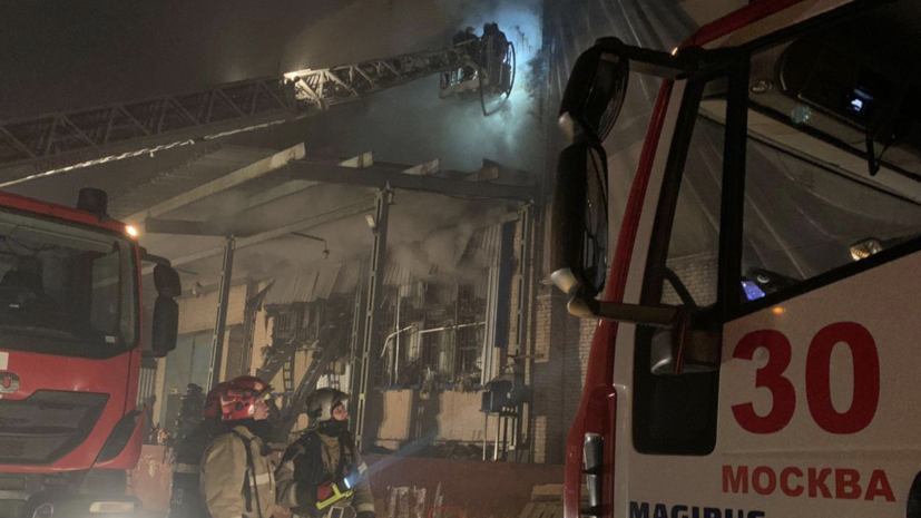 На горящем складе в Москве частично обрушилась кровля