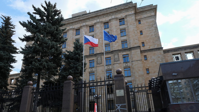 «В связи с недружественным актом Праги»: МИД России высылает 20 сотрудников посольства Чехии