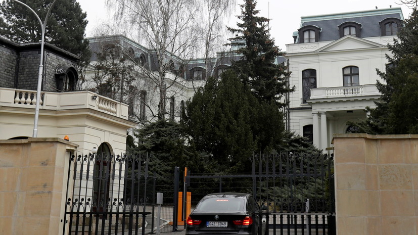 Неизвестные облили кетчупом стены генконсульства России в Чехии