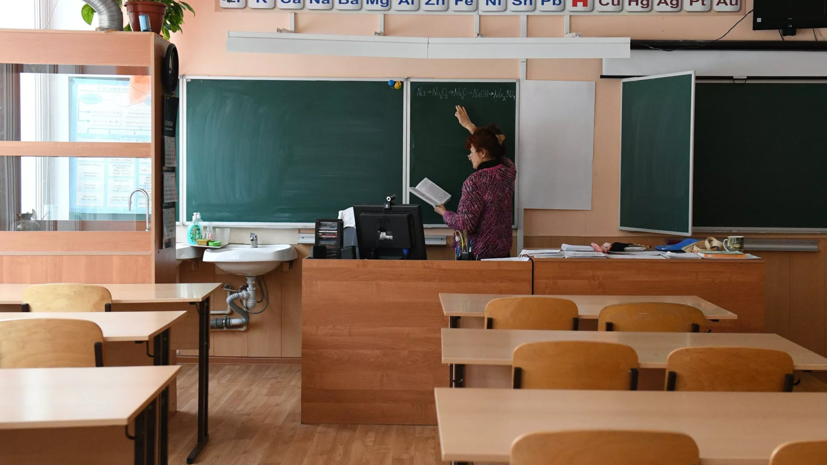 На Украине из-за COVID-19 освободили школьников от выпускных экзаменов