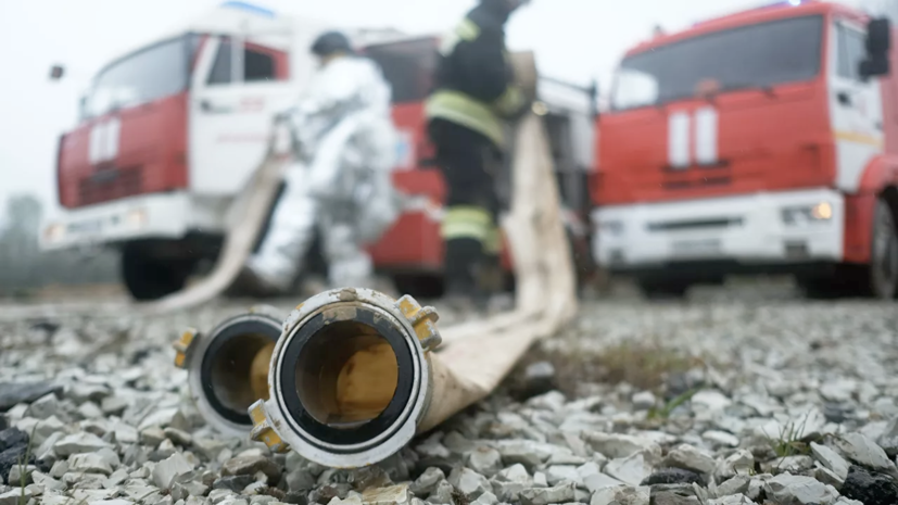 Площадь пожара на фабрике в Иркутской области возросла