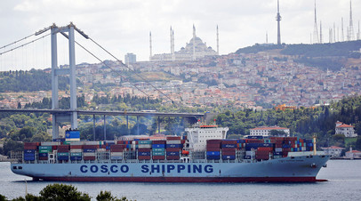 Контейнеровоз у берегов Стамбула