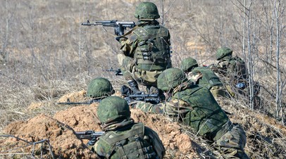 Военнослужащие Вооружённых сил России во время активной фазы совместного белорусско-российского батальонного тактического учения на полигоне «Осиповичский» в Могилёвской области, 
24 марта 2021 года