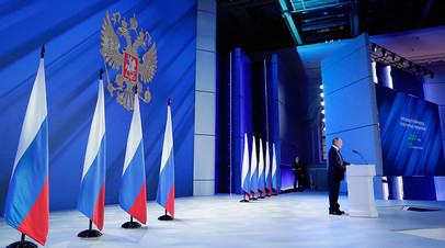 Президент РФ Владимир Путин на трибуне в Центральном выставочном зале «Манеж»