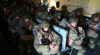Военнослужащие гвардейского Ивановского воздушно-десантного соединения на борту самолета Ил-76МД на аэродроме Таганрог-Центральный в Ростовской области