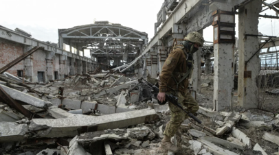 Украинский военнослужащий на линии разделения близ Донецка