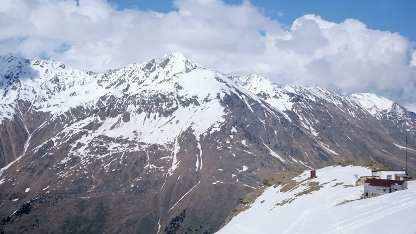 СК начал проверку по факту гибели двух альпинистов на Эльбрусе