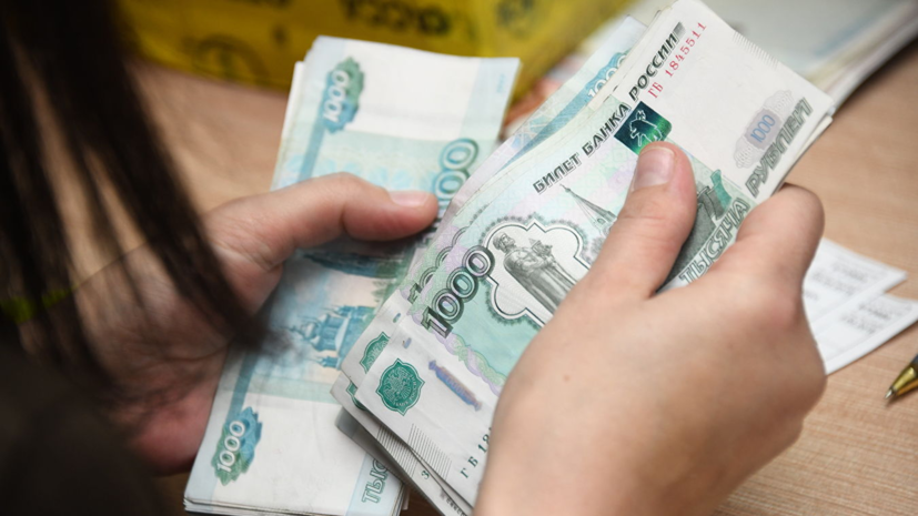 Выплаты по 10 тысяч рублей на школьников должны провести до 17 августа