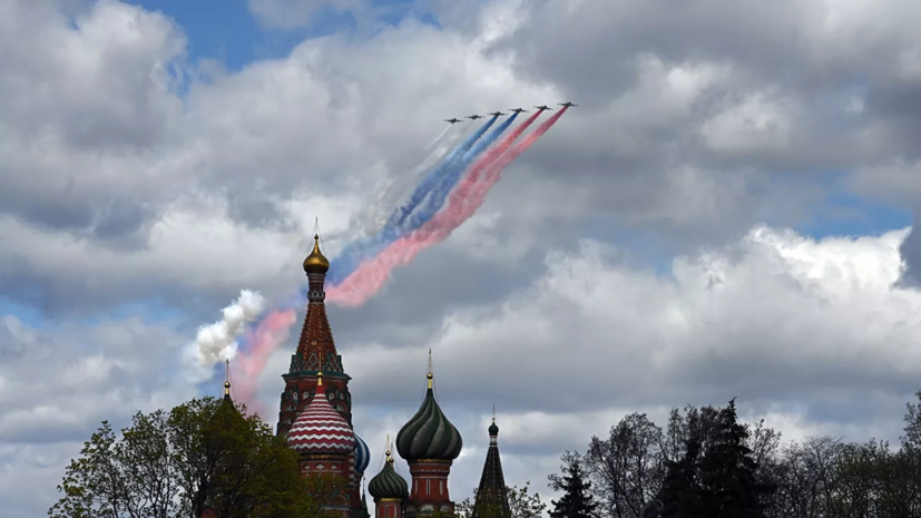 В Кремле не исключили влияния погоды на воздушную часть парада 9 мая