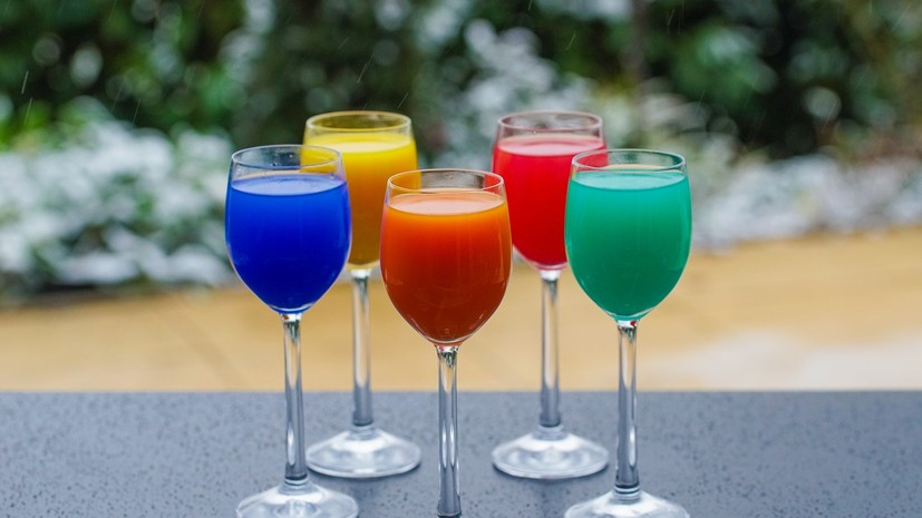 Эксперт рассказал о влиянии цвета напитка на организм человека