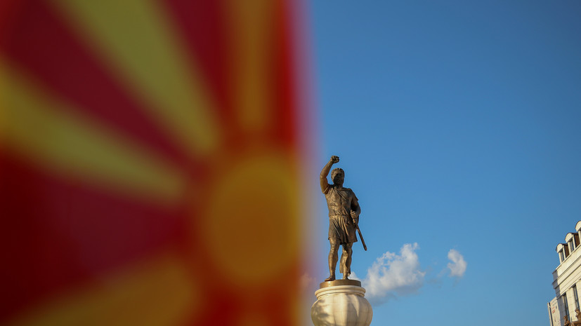 Высланный Северной Македонией российский дипломат покинул страну