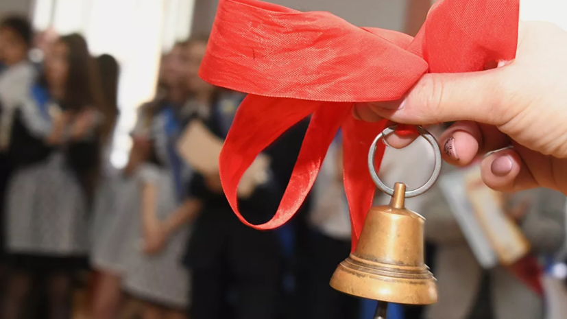 Стилист прокомментировал популярность формы времён СССР у выпускниц