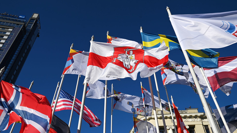 «Акт государственного вандализма»: на ЧМ-2021 в Латвии заменили флаг Белоруссии на оппозиционный