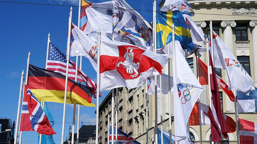 Назаров: поведение мэра Риги, снимающего флаги, напоминает мне городского сумасшедшего