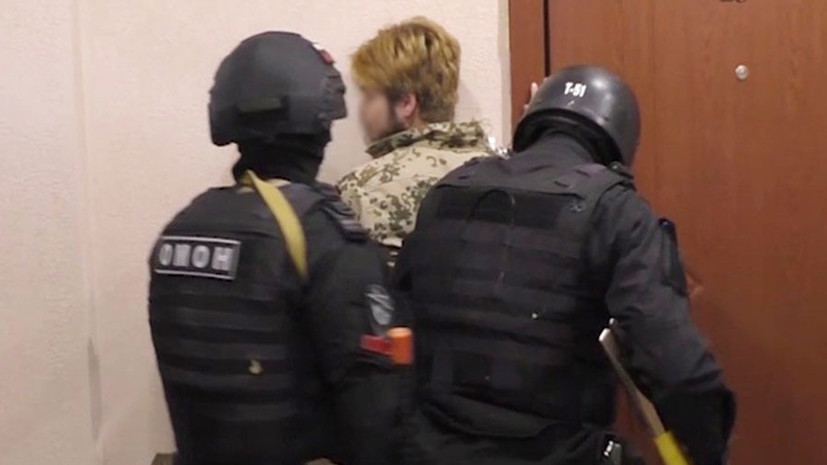 Экстремистские материалы, холодное оружие и средства связи: ФСБ задержала 14 членов радикальной группы в Саратове