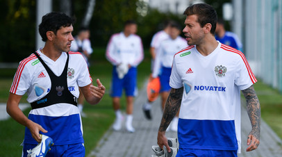 Юрий Жирков (слева) и Фёдор Смолов во время тренировки сборной России по футболу в Новогорске.