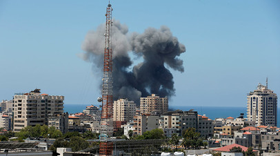 Столбы дыма после ракетного обстрела в Газе