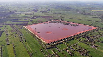 Твёрдые отходы производства алюминиевой руды выкачивают в пруды в виде водного раствора красного шлама