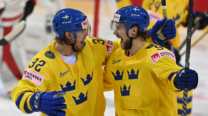 Игроки сборной Швеции радуются победе
