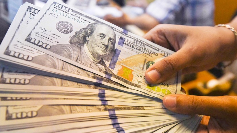 Минфин поддерживает естественный переход международных расчётов с доллара на рубли