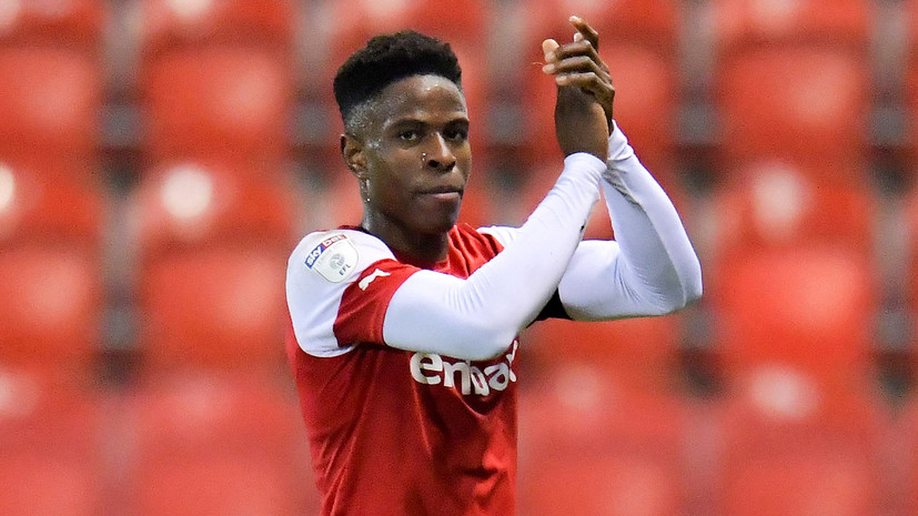 Нападающий сборной Ирландии призвал УЕФА принять меры после освистывания игроков за преклонение колена