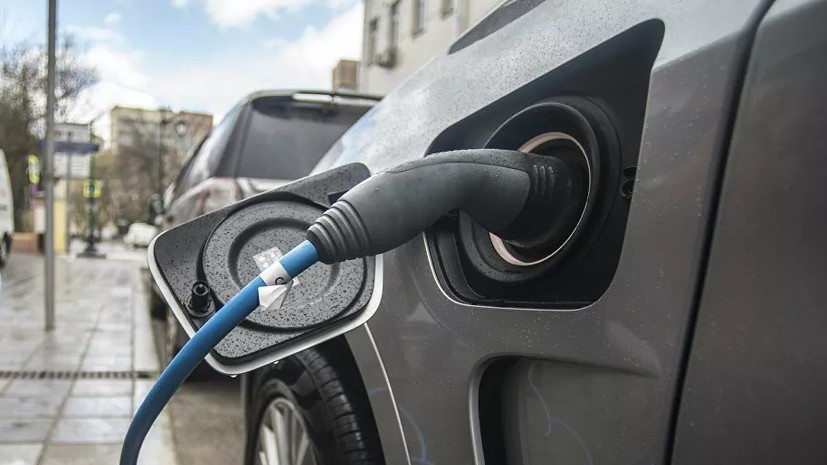 Эксперты полагают, что к 2050 году электрокары займут 100% авторынка в России