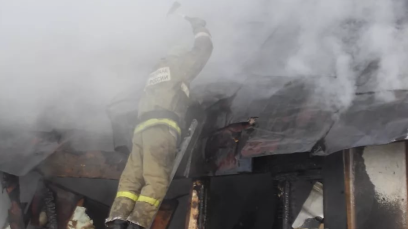 В Челябинске обрушилась крыша горящего склада