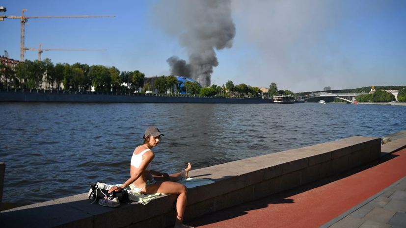 В Москве локализовали пожар на складе пиротехники