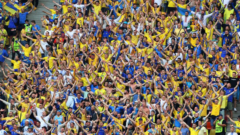 Украинских болельщиков не пускали на матч Евро из-за флага с изображением Крыма