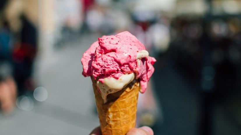 Диетолог рассказал, почему мороженое опасно есть в жару